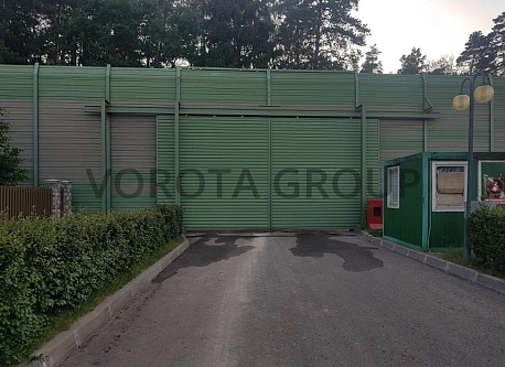 Подвесные откатные ворота Alutech зеленые 1850x4200